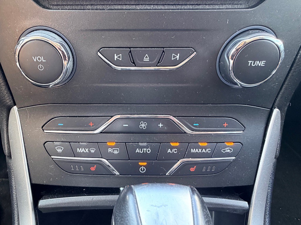 2017 Ford Edge Image 19