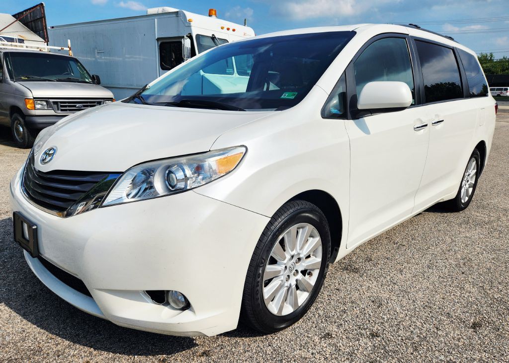 2015 Toyota Sienna Image 1