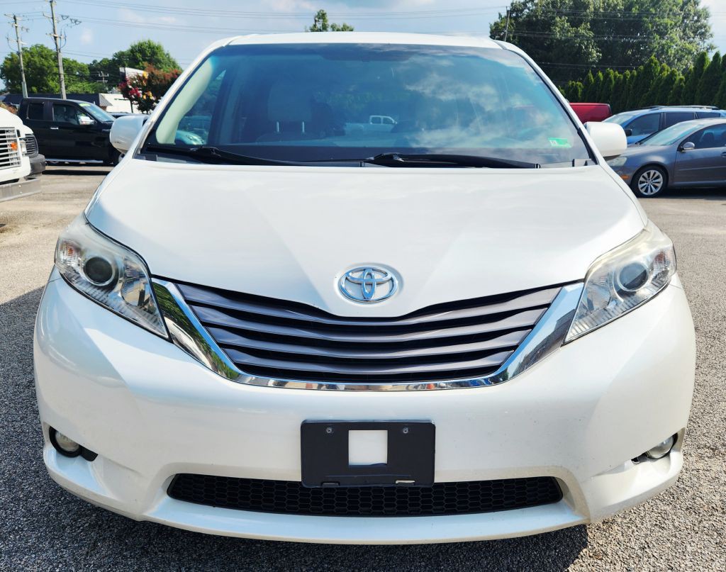 2015 Toyota Sienna Image 2