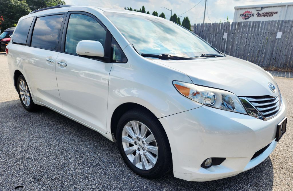 2015 Toyota Sienna Image 3