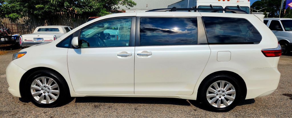 2015 Toyota Sienna Image 4