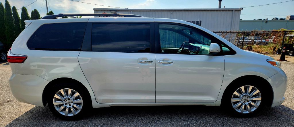 2015 Toyota Sienna Image 5