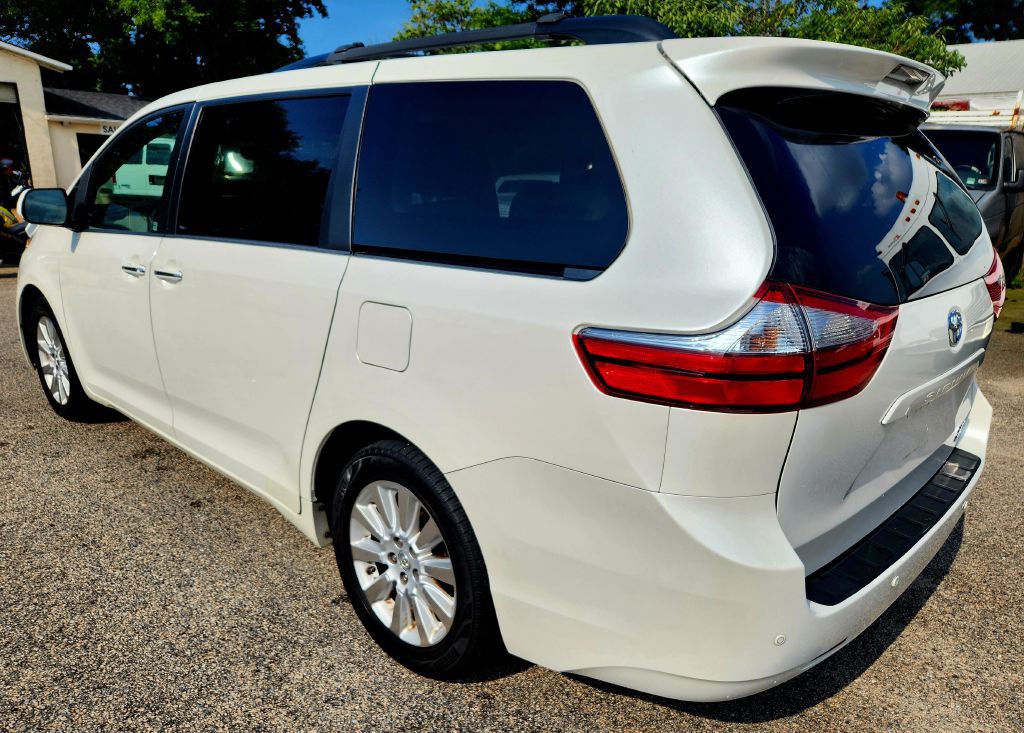 2015 Toyota Sienna Image 6
