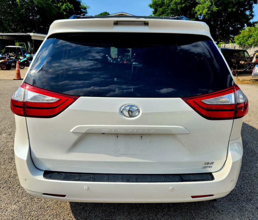 2015 Toyota Sienna Image 7