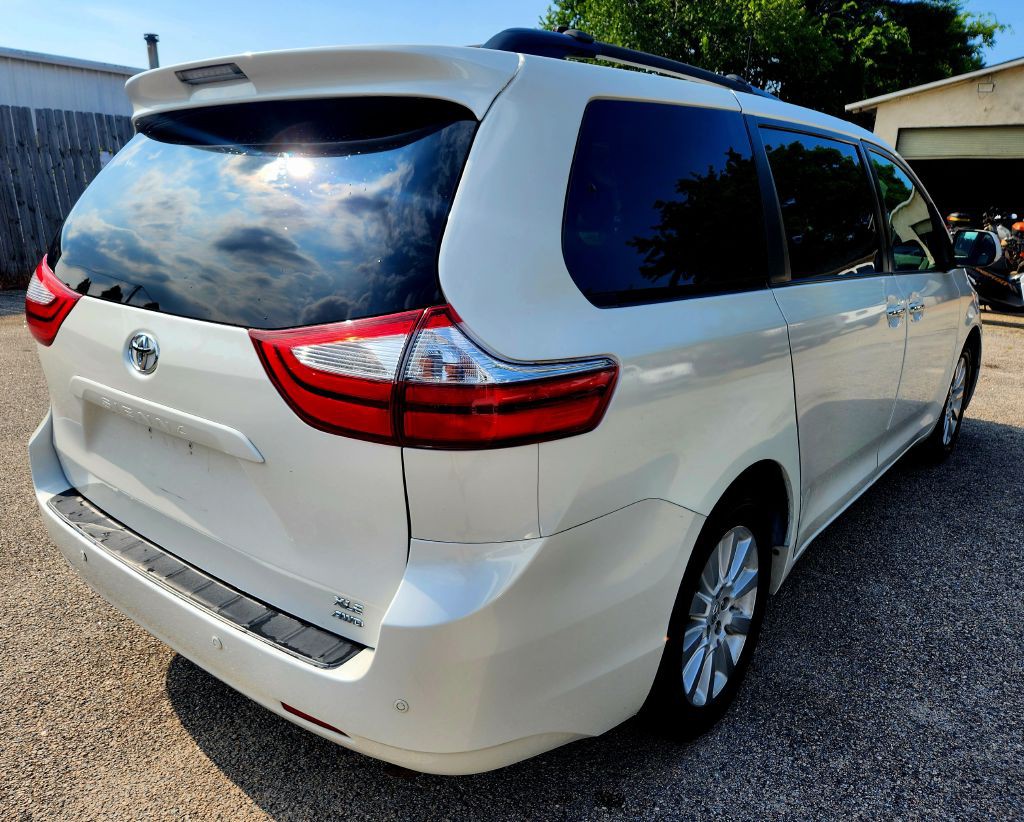 2015 Toyota Sienna Image 8