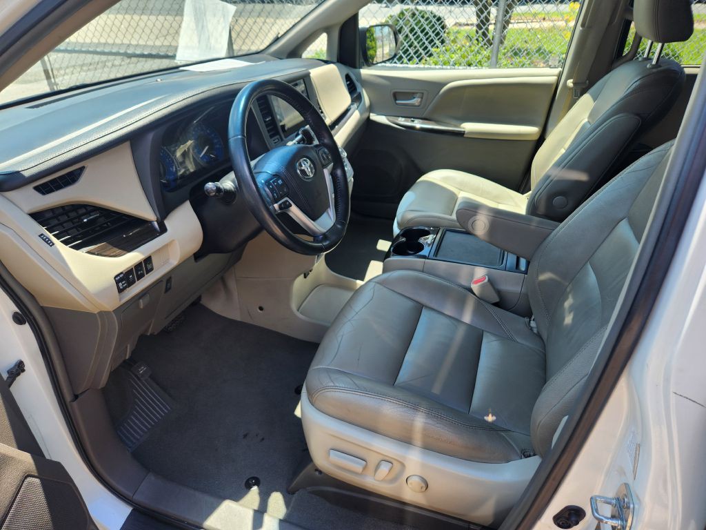 2015 Toyota Sienna Image 9