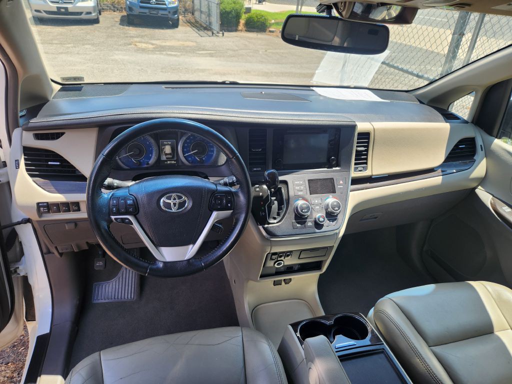 2015 Toyota Sienna Image 10