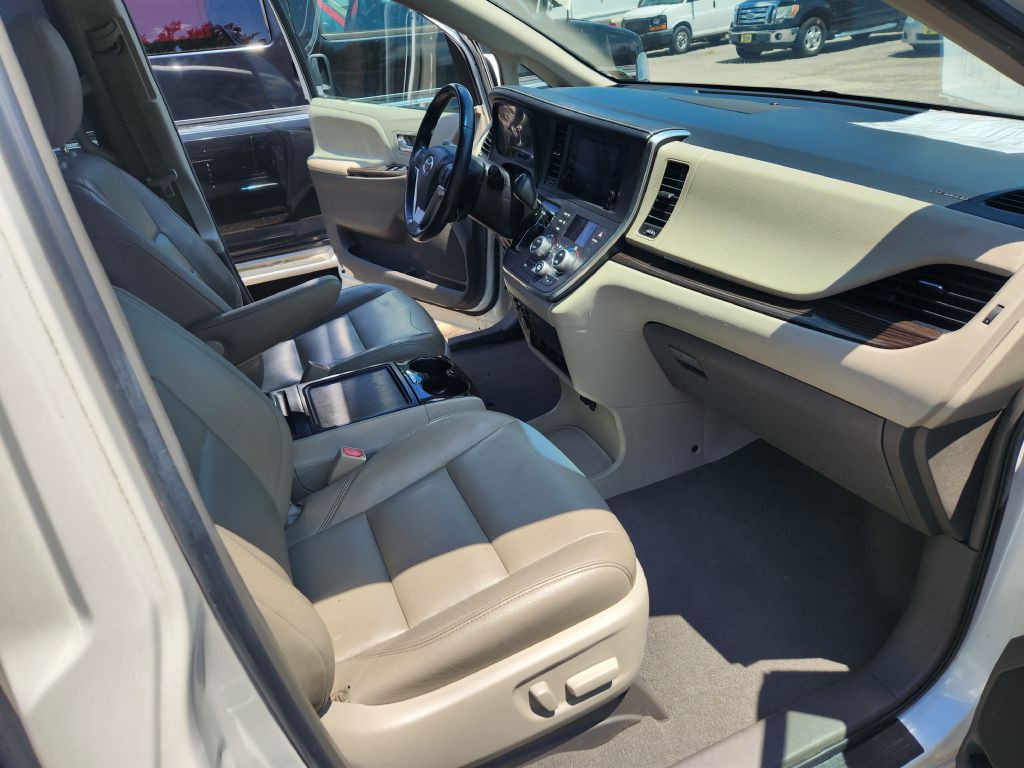 2015 Toyota Sienna Image 11