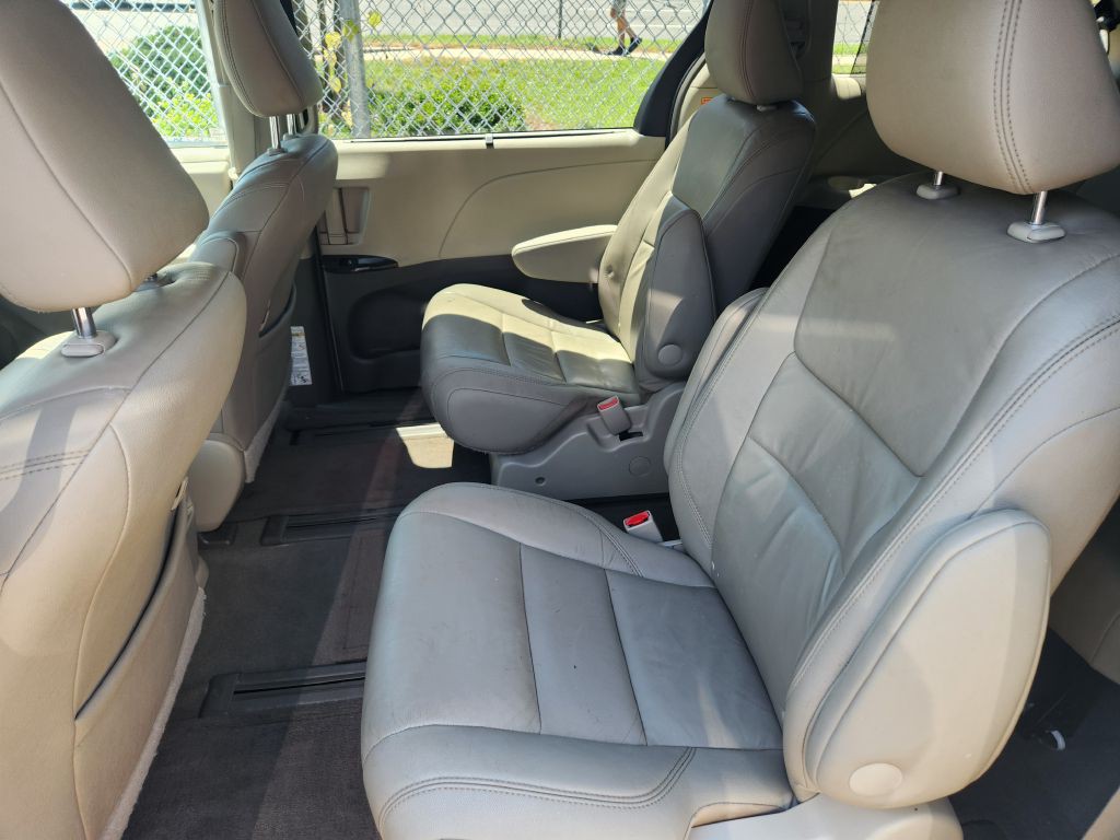 2015 Toyota Sienna Image 12