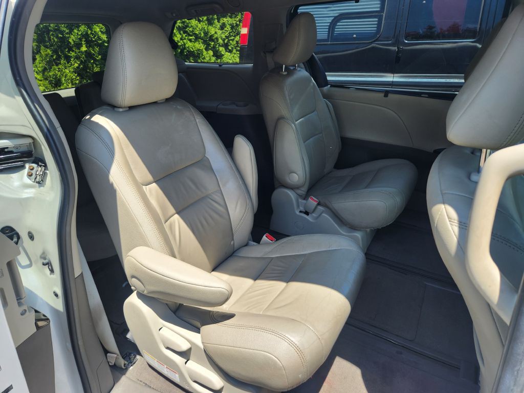 2015 Toyota Sienna Image 13