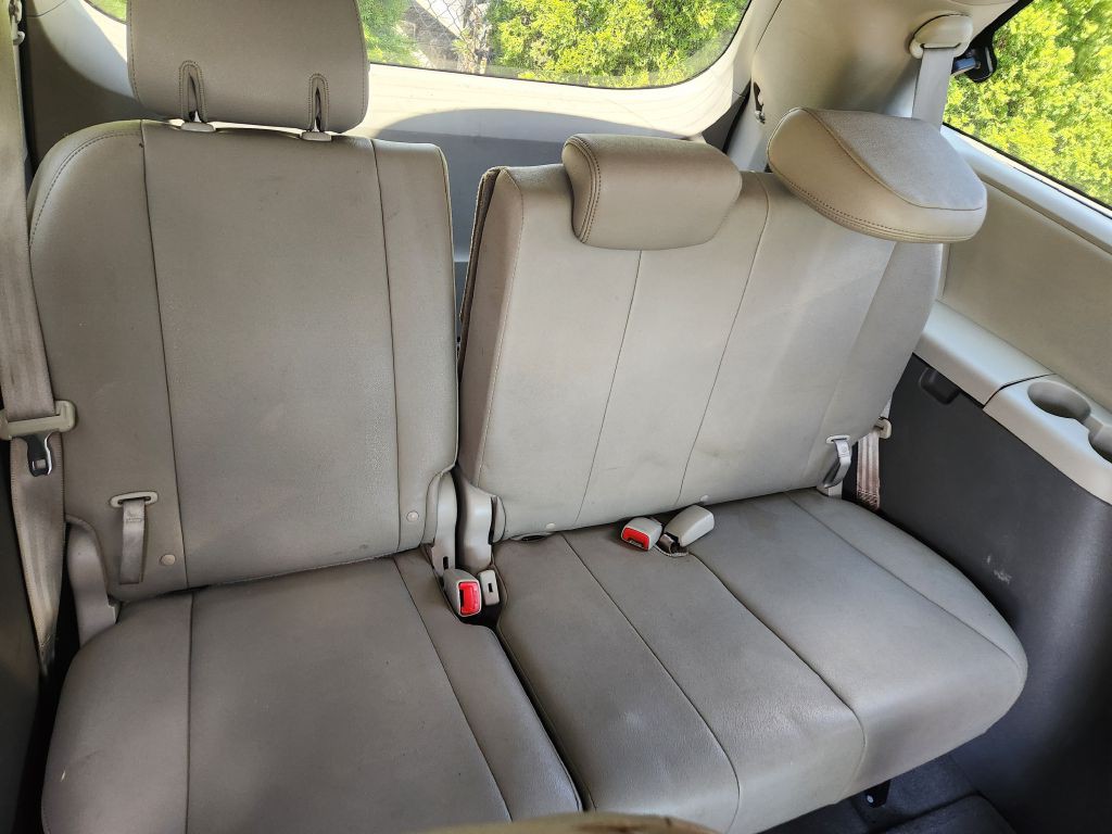 2015 Toyota Sienna Image 14