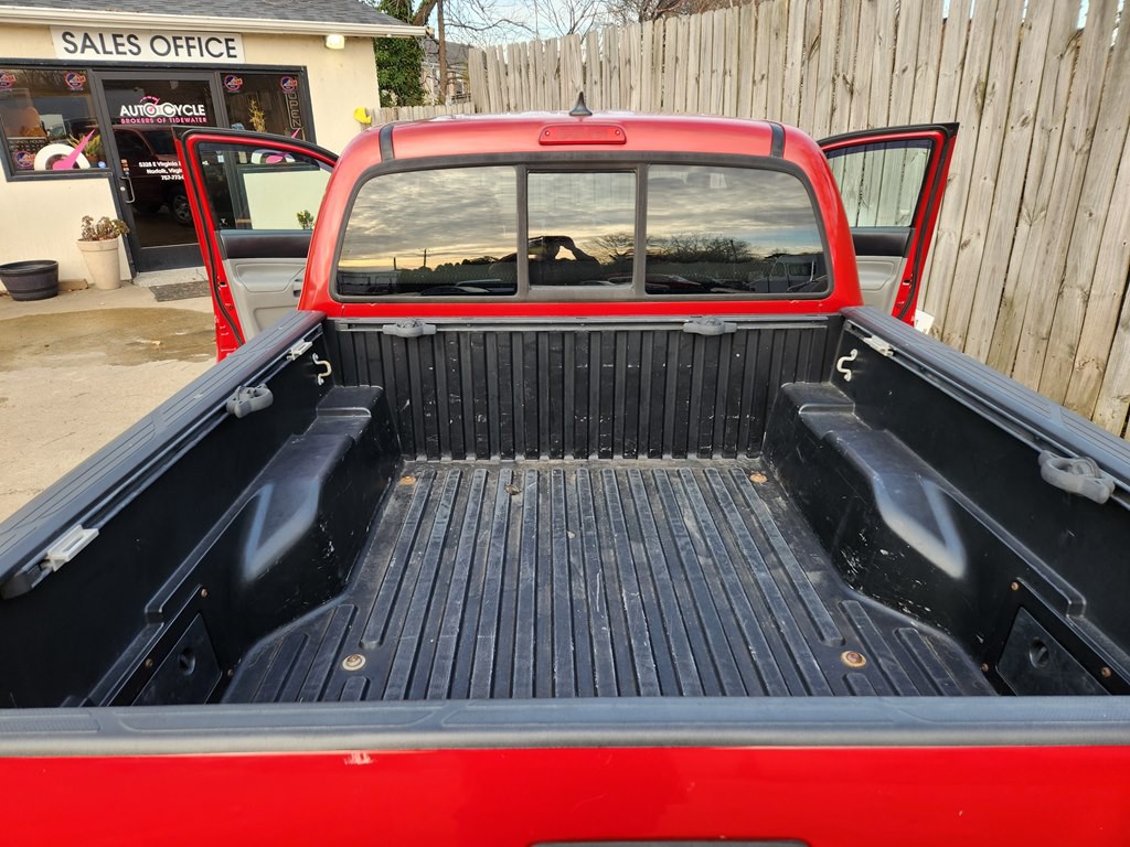 2015 Toyota Tacoma Image 16