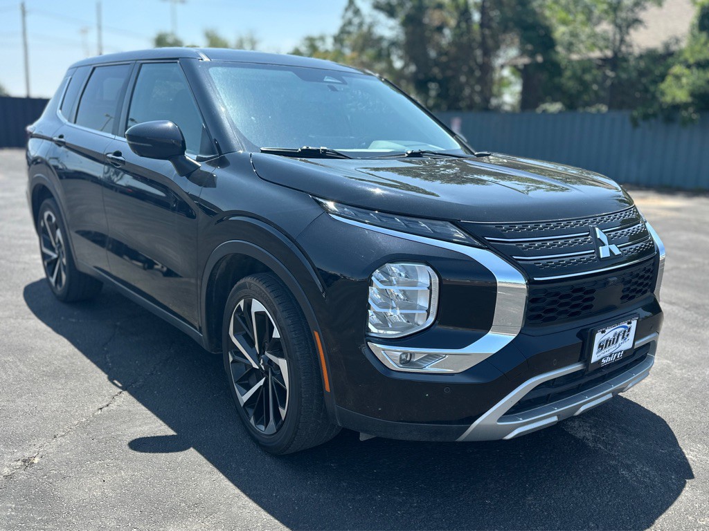 2023 Mitsubishi Outlander Image 1