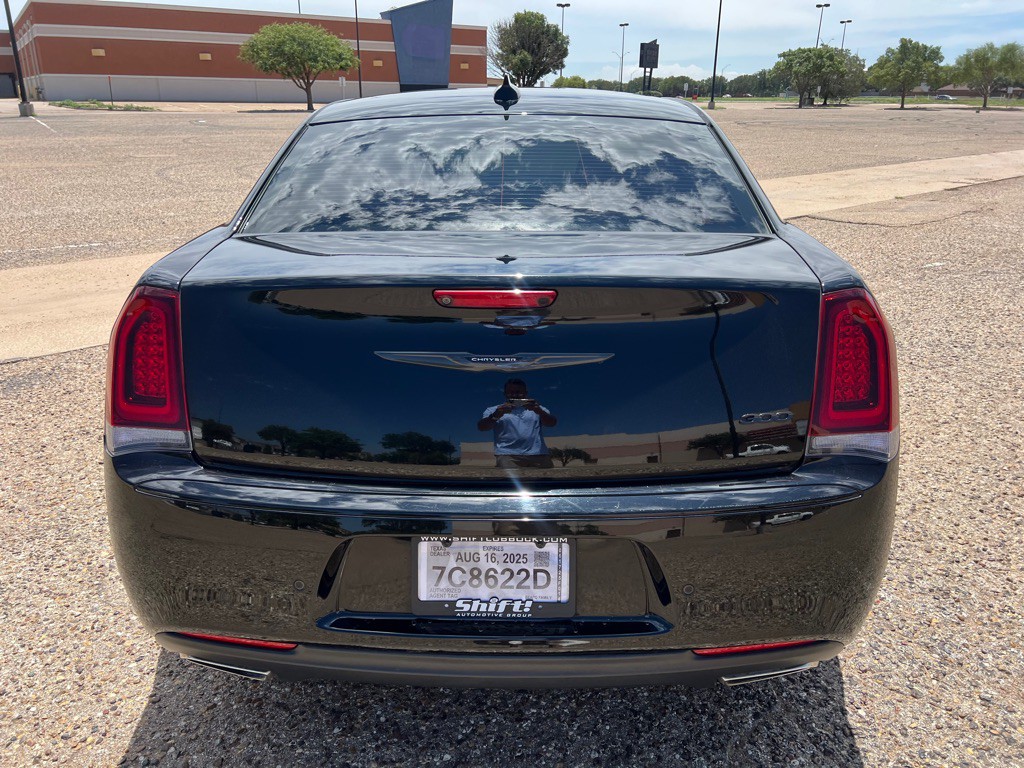 2021 Chrysler 300 Image 6