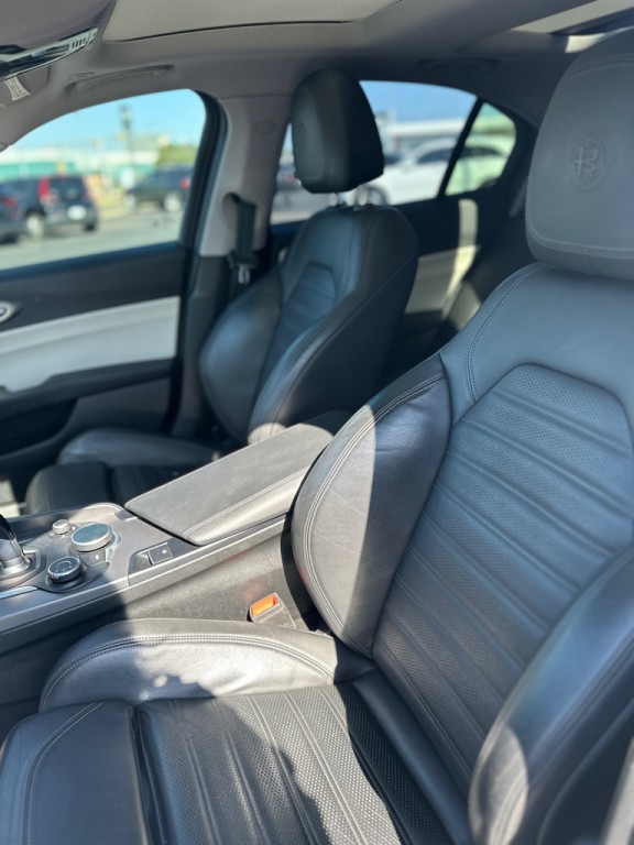 2018 Alfa Romeo Giulia Image 17