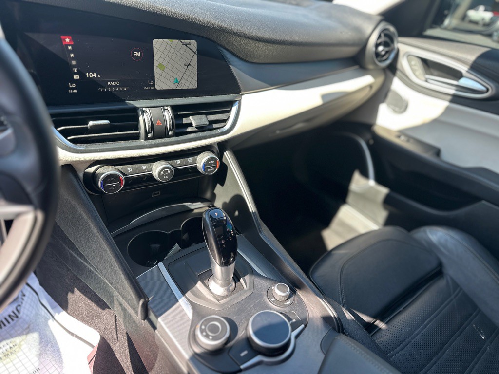 2018 Alfa Romeo Giulia Image 18