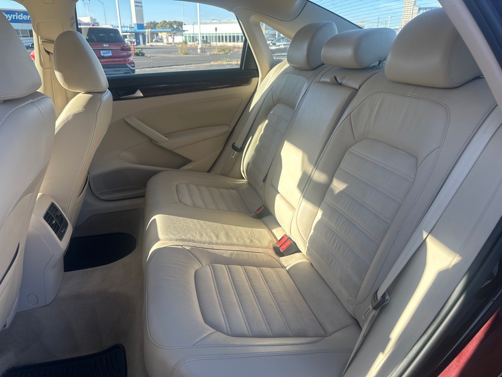 2013 Volkswagen Passat Image 13