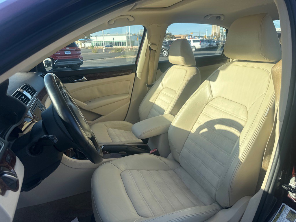 2013 Volkswagen Passat Image 16