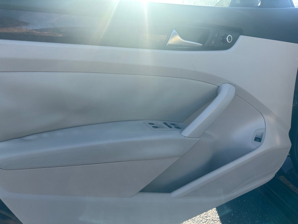 2013 Volkswagen Passat Image 19