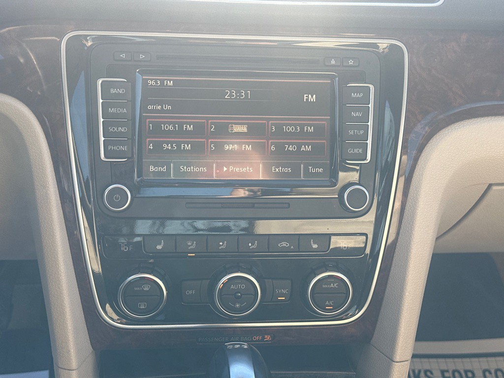 2013 Volkswagen Passat Image 22