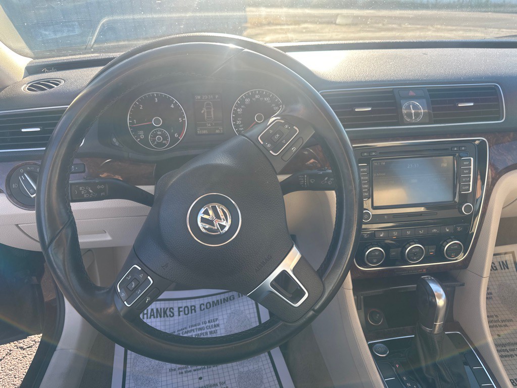 2013 Volkswagen Passat Image 23