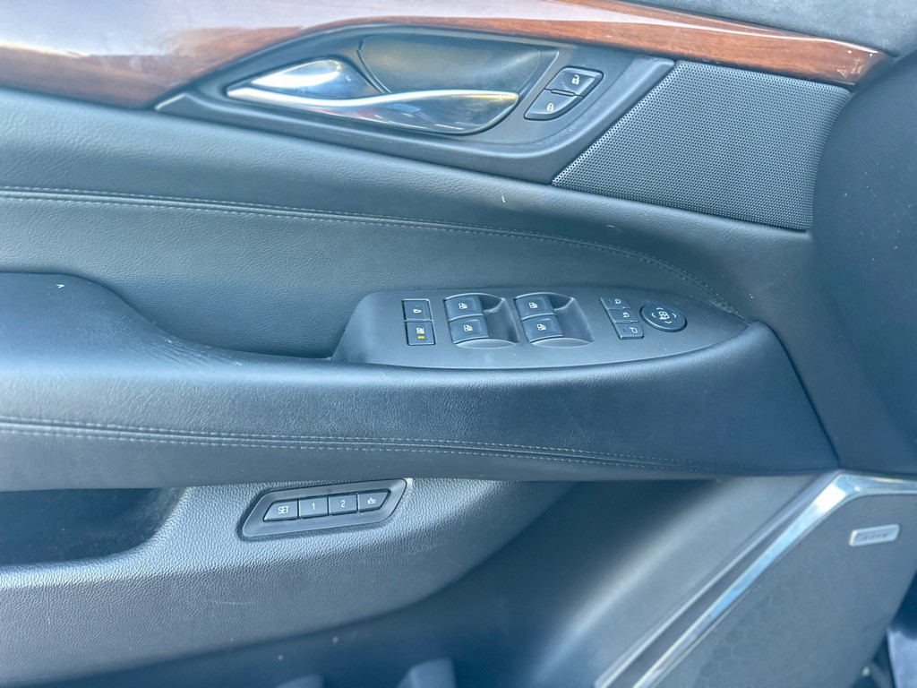 2016 Cadillac Escalade Image 17