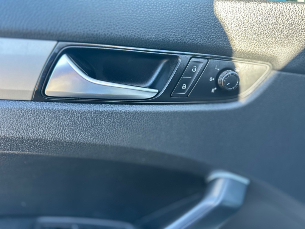 2021 Volkswagen Passat Image 16