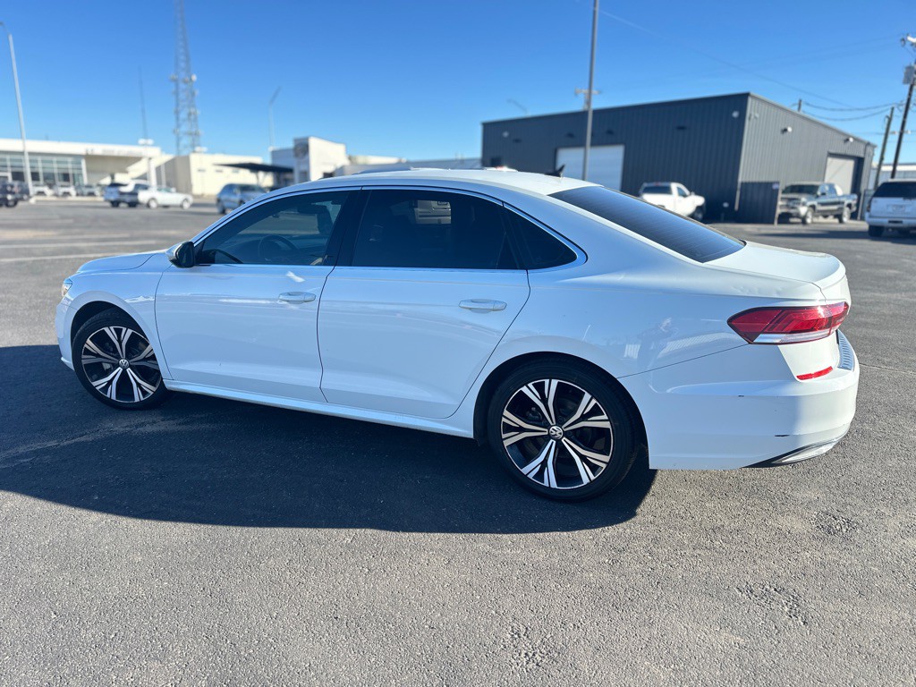 2021 Volkswagen Passat Image 10