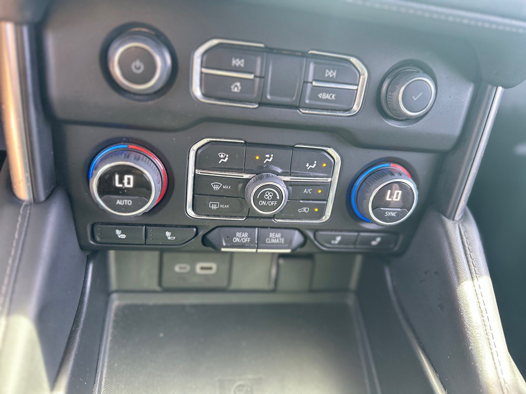 2022 Chevrolet Suburban Image 25