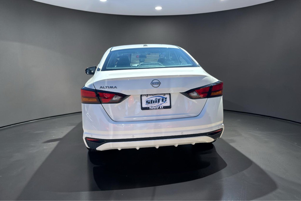 2025 Nissan Altima Image 8