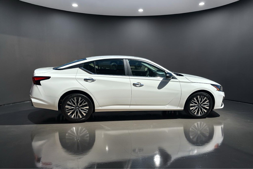 2025 Nissan Altima Image 11
