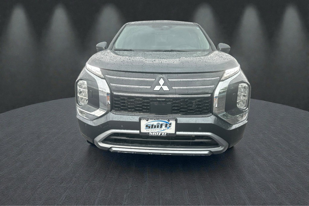 2025 Mitsubishi Outlander Image 2