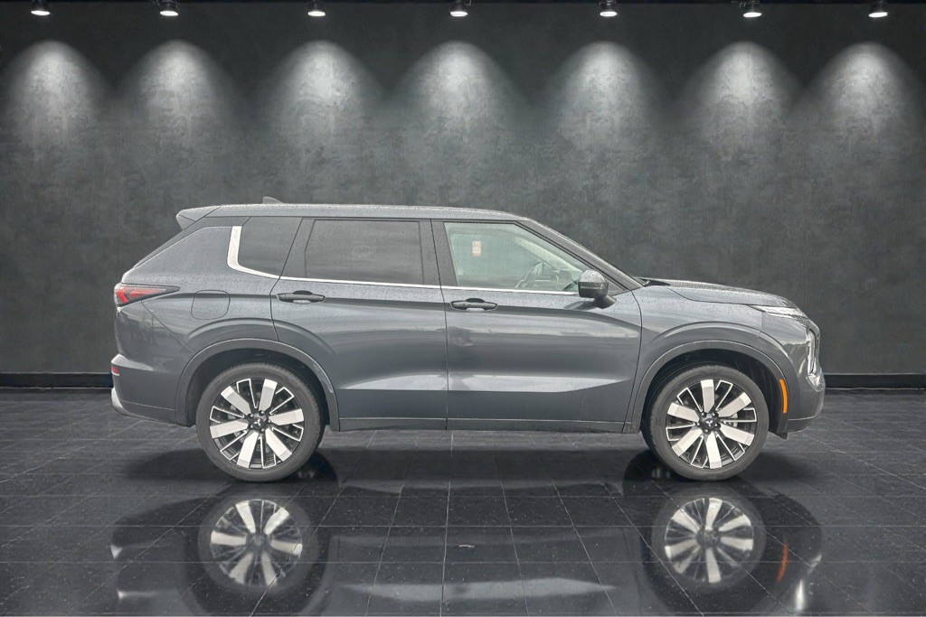 2025 Mitsubishi Outlander Image 11