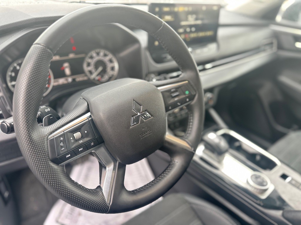 2025 Mitsubishi Outlander Image 17