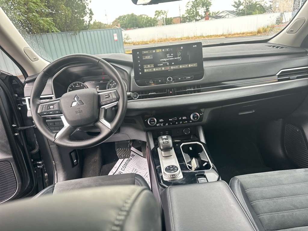 2025 Mitsubishi Outlander Image 28