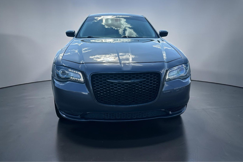 2022 Chrysler 300 Image 2