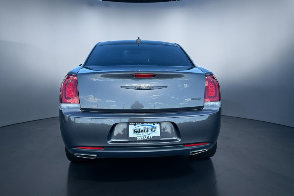 2022 Chrysler 300 Image 8