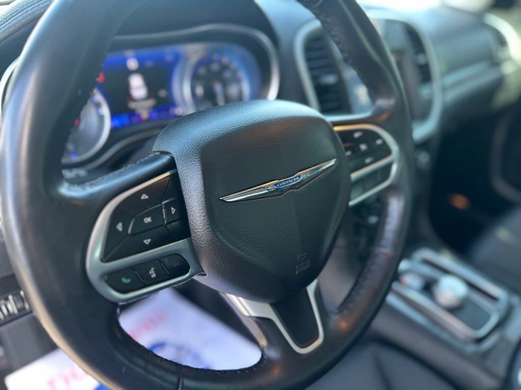 2022 Chrysler 300 Image 17