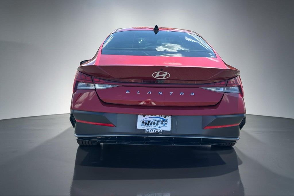 2024 Hyundai Elantra Image 8