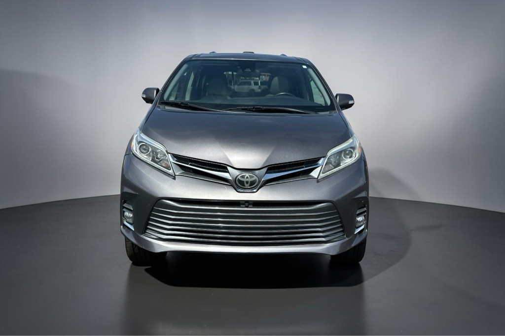 2020 Toyota Sienna Image 2