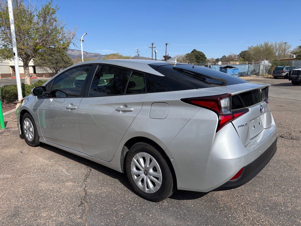 2019 Toyota Prius Image 2