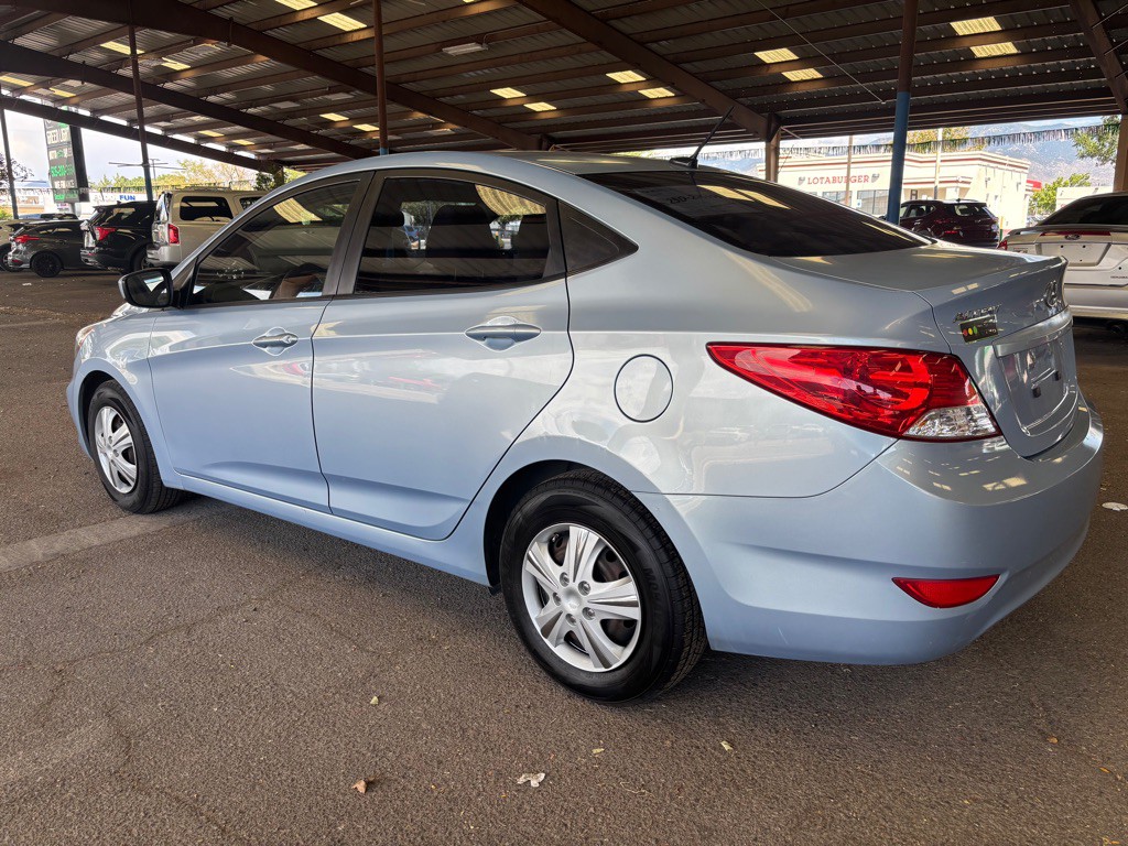 2012 Hyundai Accent Image 2