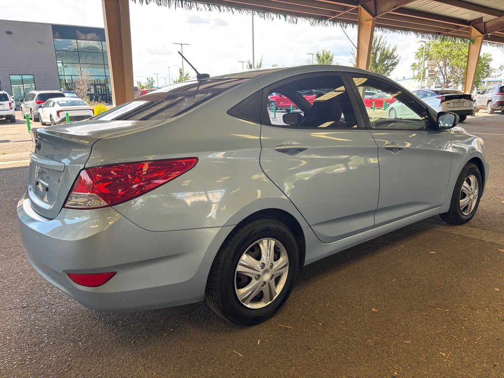 2012 Hyundai Accent Image 3