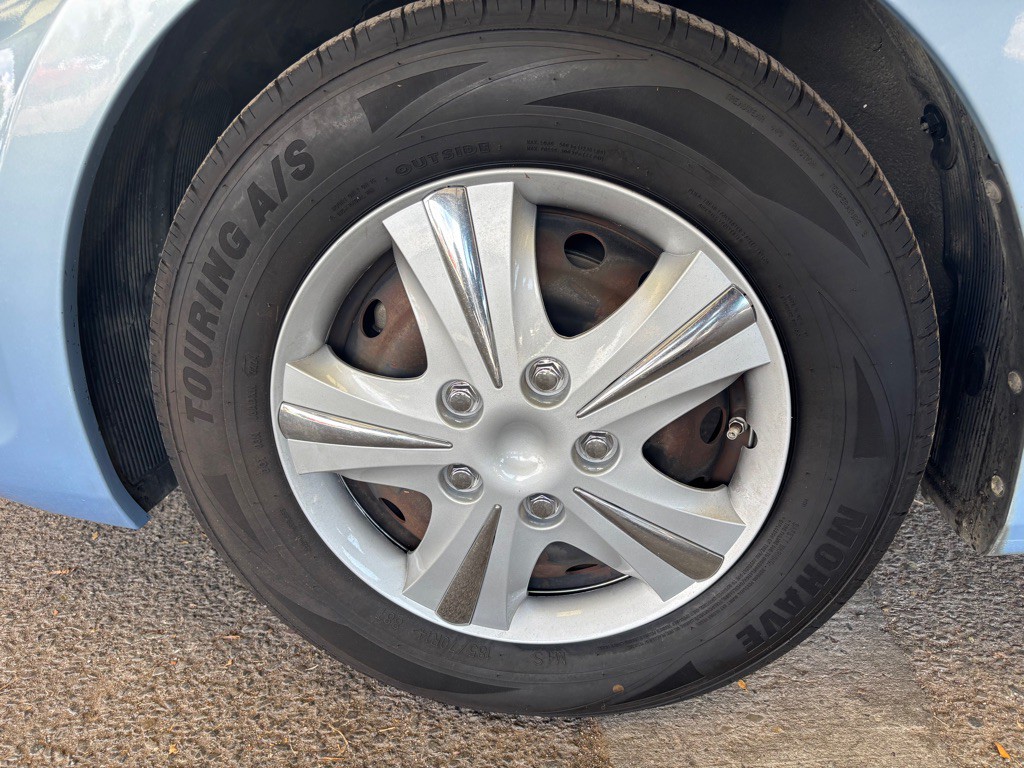2012 Hyundai Accent Image 9