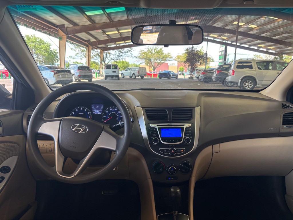 2012 Hyundai Accent Image 10