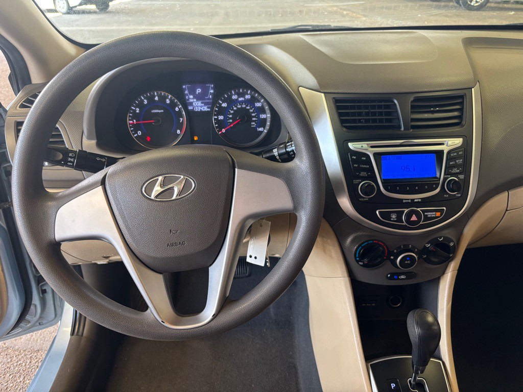 2012 Hyundai Accent Image 11