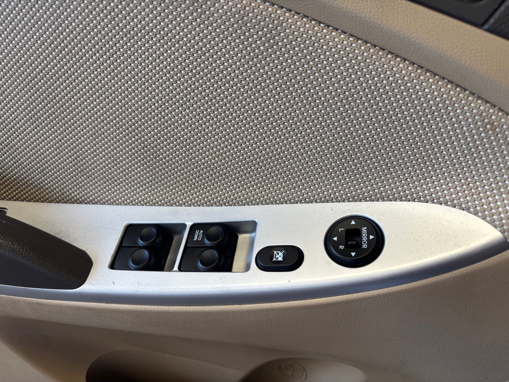 2012 Hyundai Accent Image 13