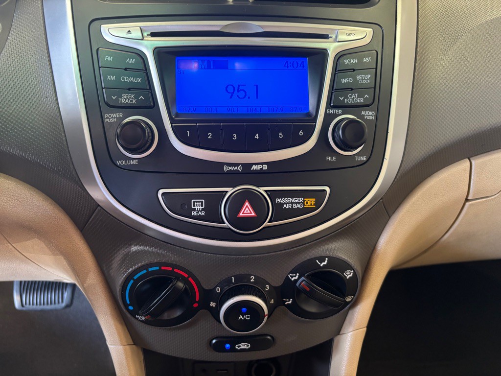 2012 Hyundai Accent Image 16
