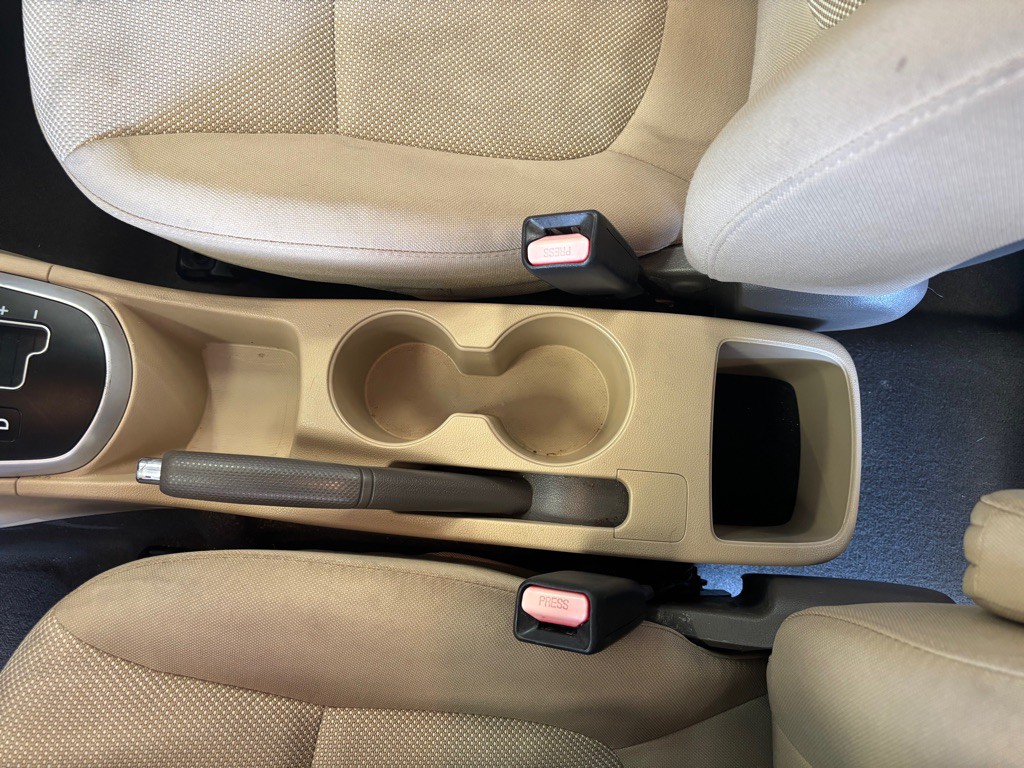2012 Hyundai Accent Image 19