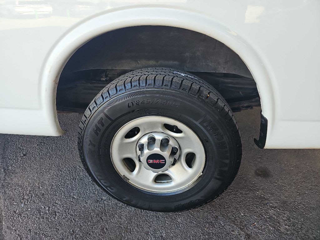 2016 GMC Savana Image 4